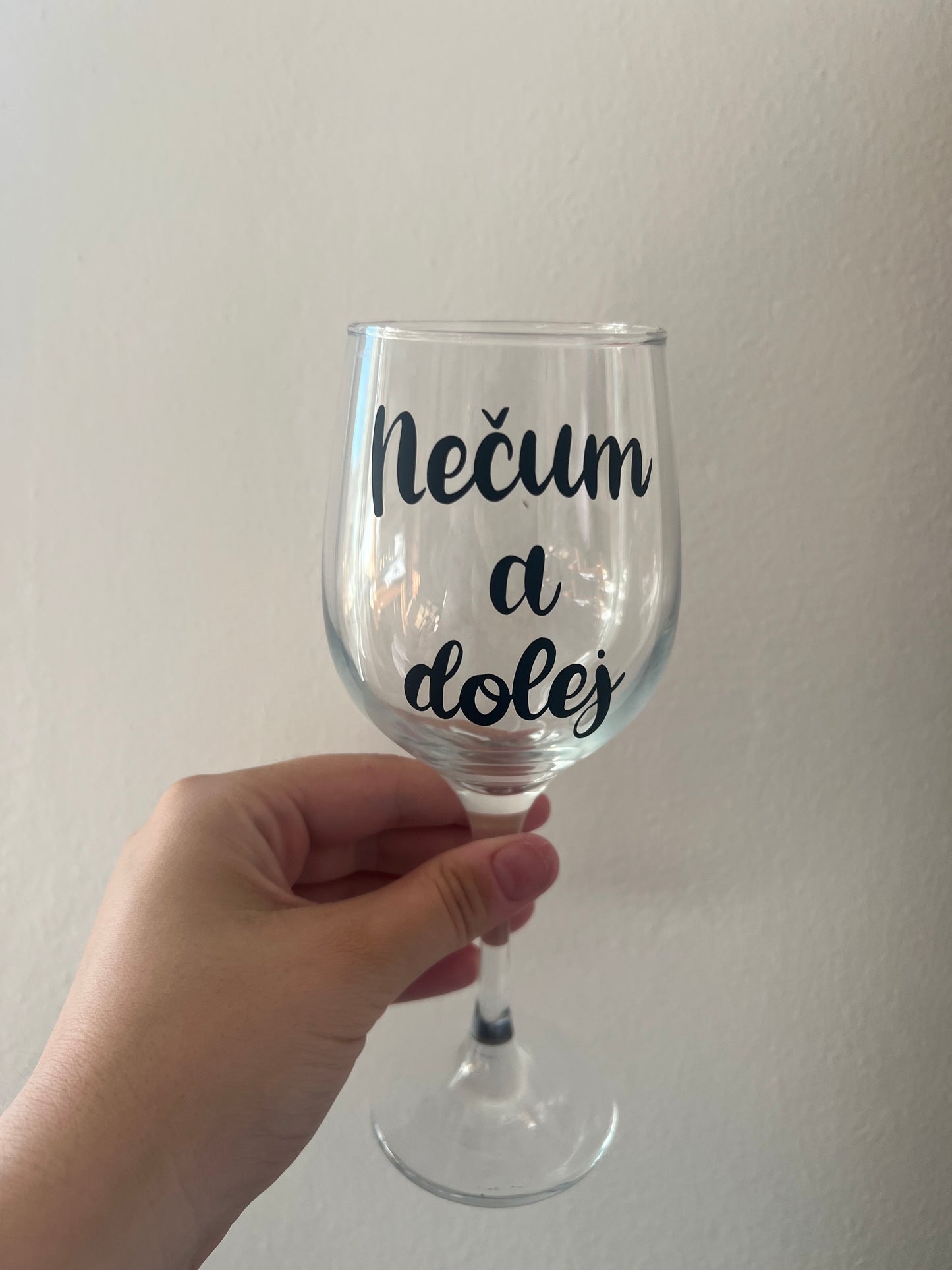 Sklenička na víno- Nečum a dolej!