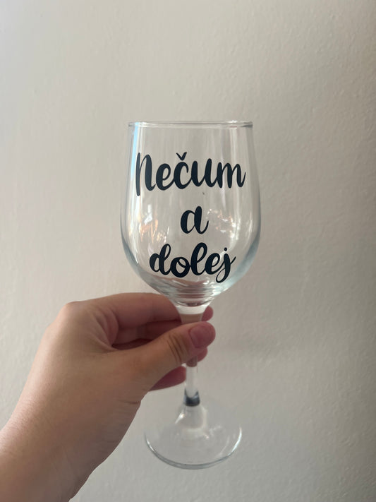 Sklenička na víno- Nečum a dolej!
