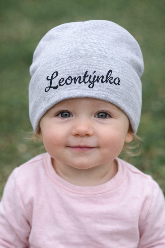 Dětská čepice se jménem