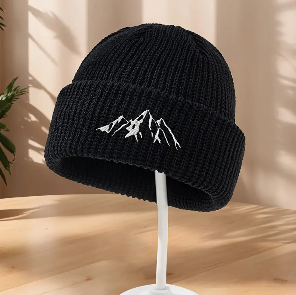 Čepice s výšivkou hor