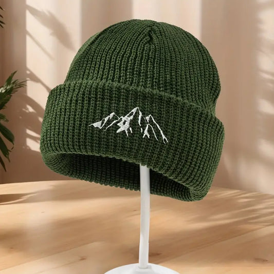 Čepice s výšivkou hor